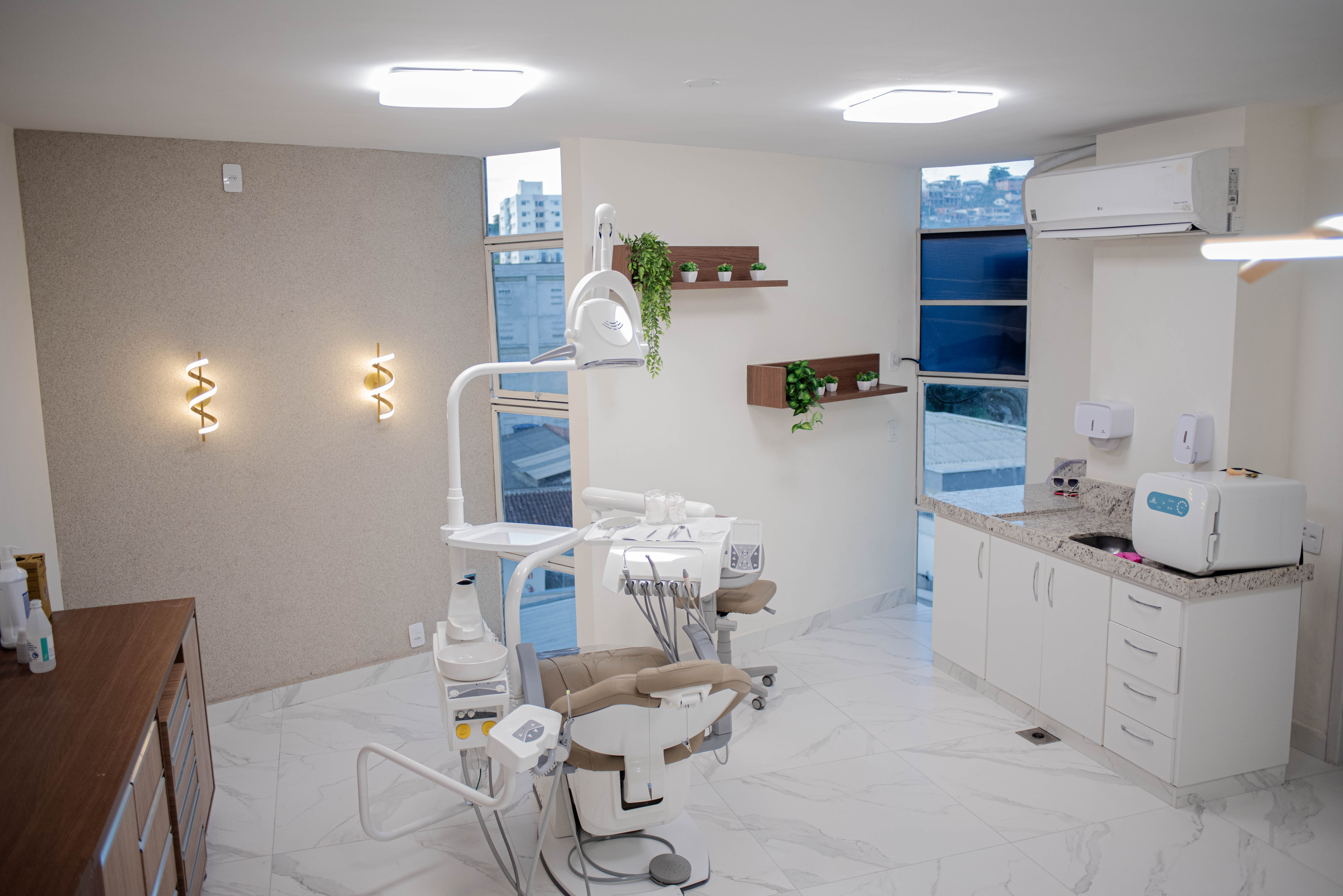 Vista geral do consultório odontológico da Lilium’s em Governador Valadares.