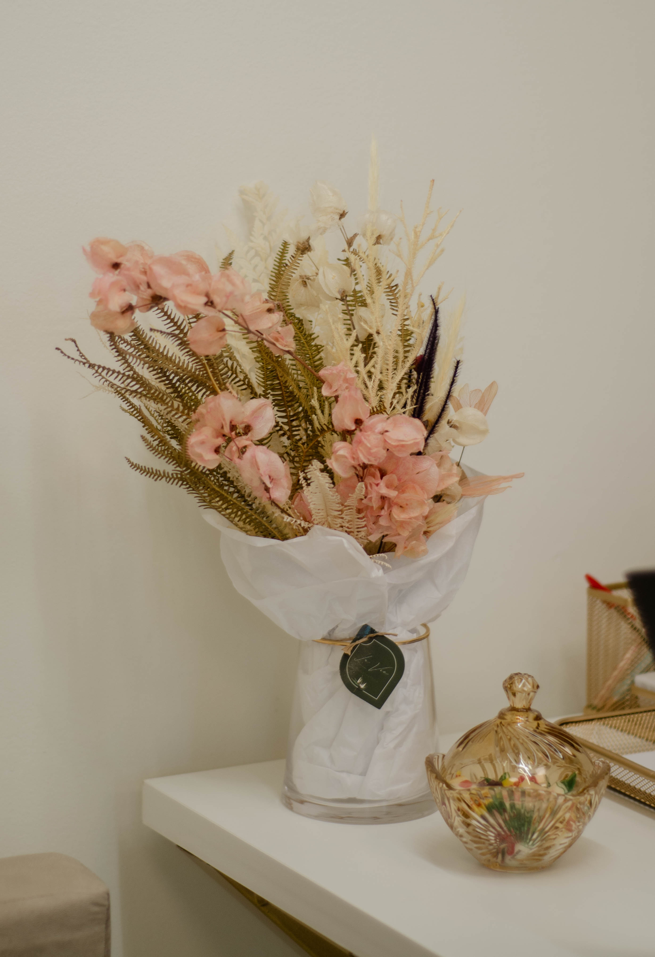 Detalhes de decoração em tons florais no consultório Lilium’s.