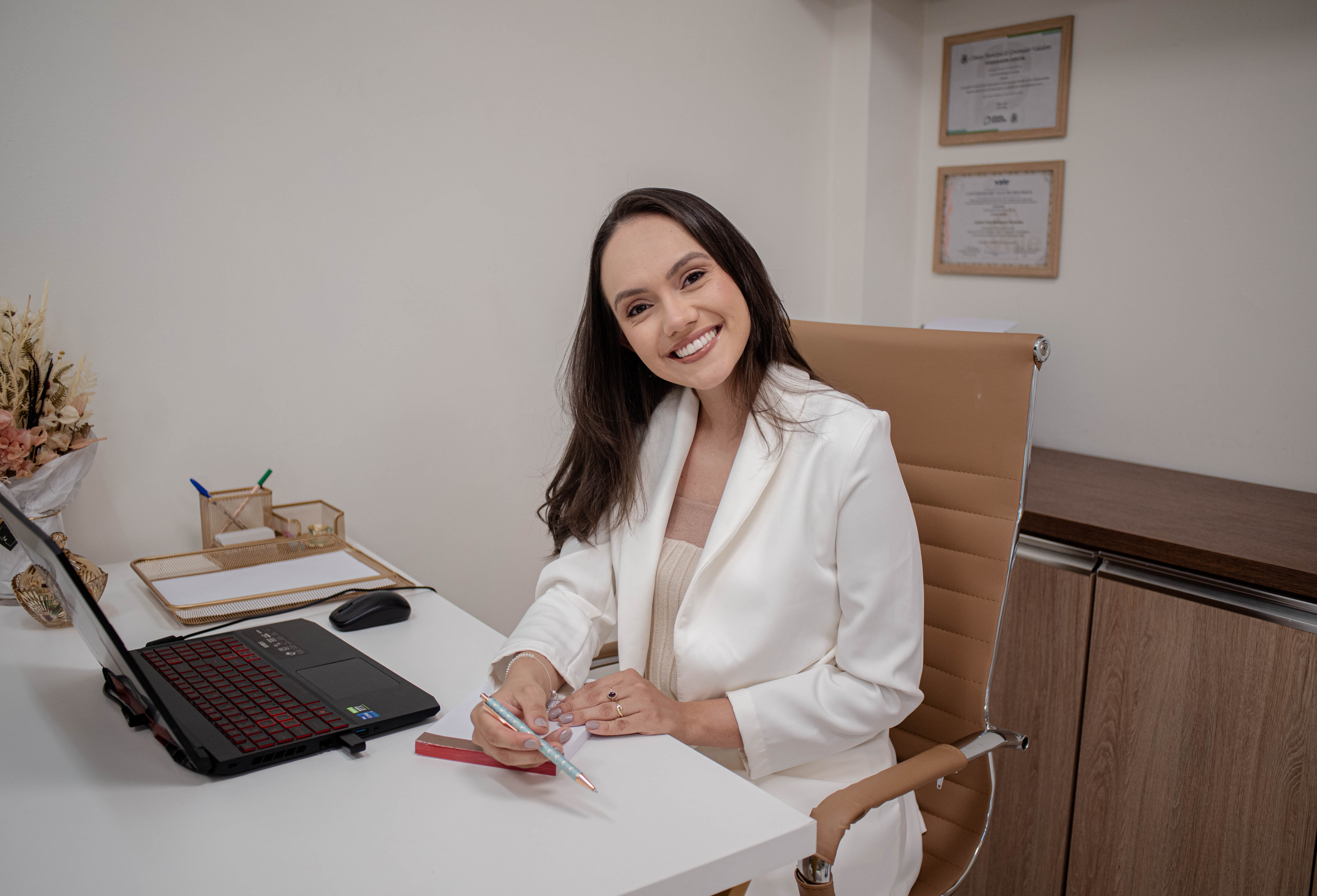 Dra. Larissa Fernandes em seu consultório, Lilium’s Odontologia.
