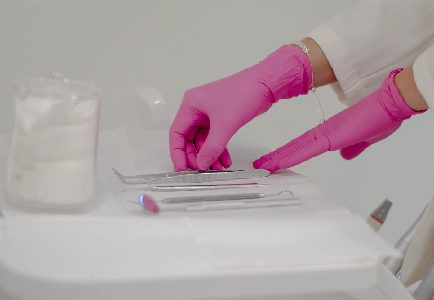 Instrumental odontológico esterilizado sendo preparado antes do atendimento.